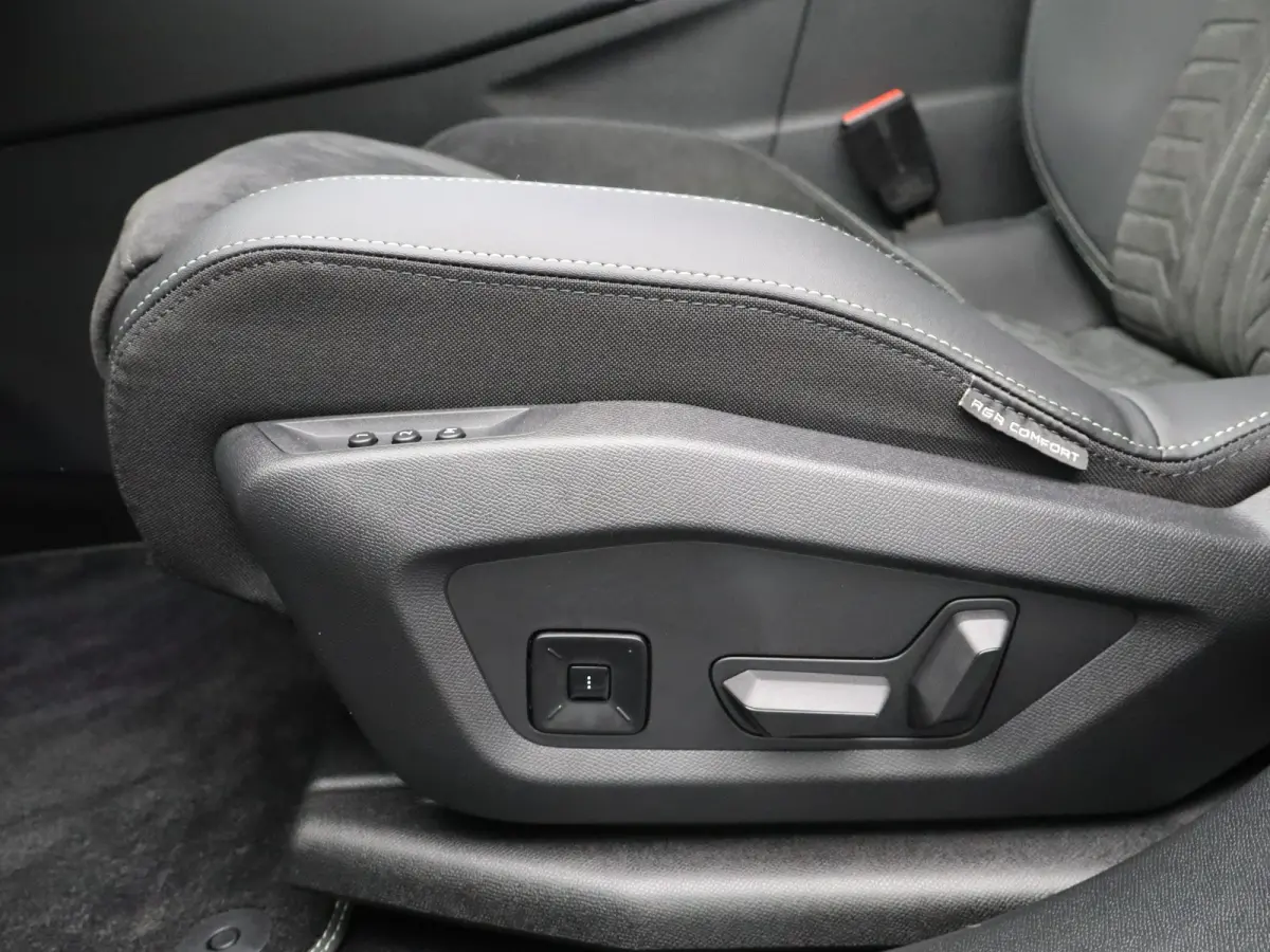 1.2 Hybrid 145 GT Camera | Cruise Control Adaptief | Stoel en Stuur Verwarming | 19" Lichtmetalen Velgen | Parkeersensoren Voor en Achter | Keyless