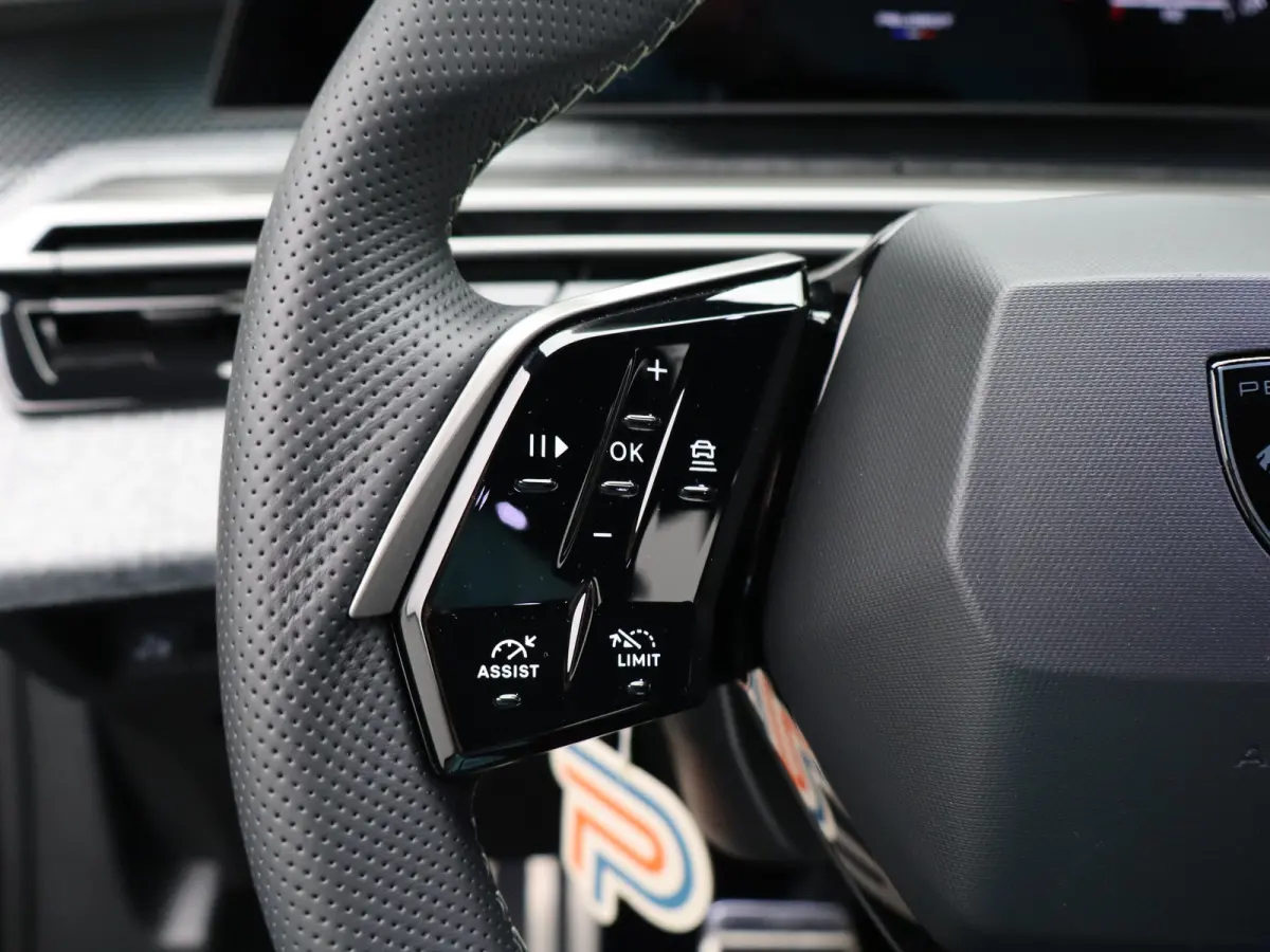 1.2 Hybrid 145 GT Camera | Cruise Control Adaptief | Stoel en Stuur Verwarming | 19" Lichtmetalen Velgen | Parkeersensoren Voor en Achter | Keyless