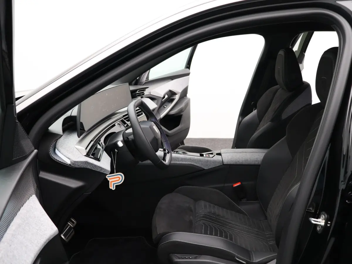 1.2 Hybrid 145 GT Camera | Cruise Control Adaptief | Stoel en Stuur Verwarming | 19" Lichtmetalen Velgen | Parkeersensoren Voor en Achter | Keyless