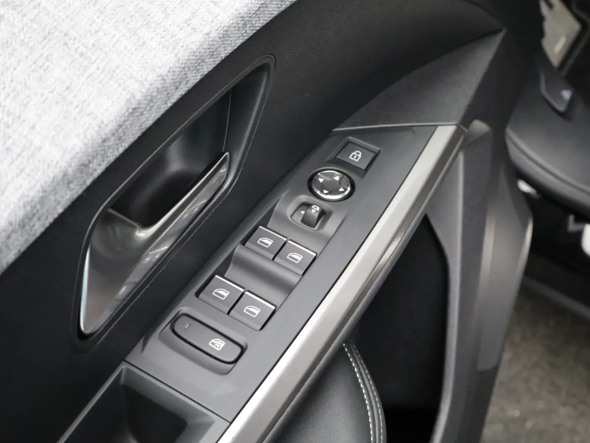 1.2 Hybrid 145 GT Camera | Cruise Control Adaptief | Stoel en Stuur Verwarming | 19" Lichtmetalen Velgen | Parkeersensoren Voor en Achter | Keyless