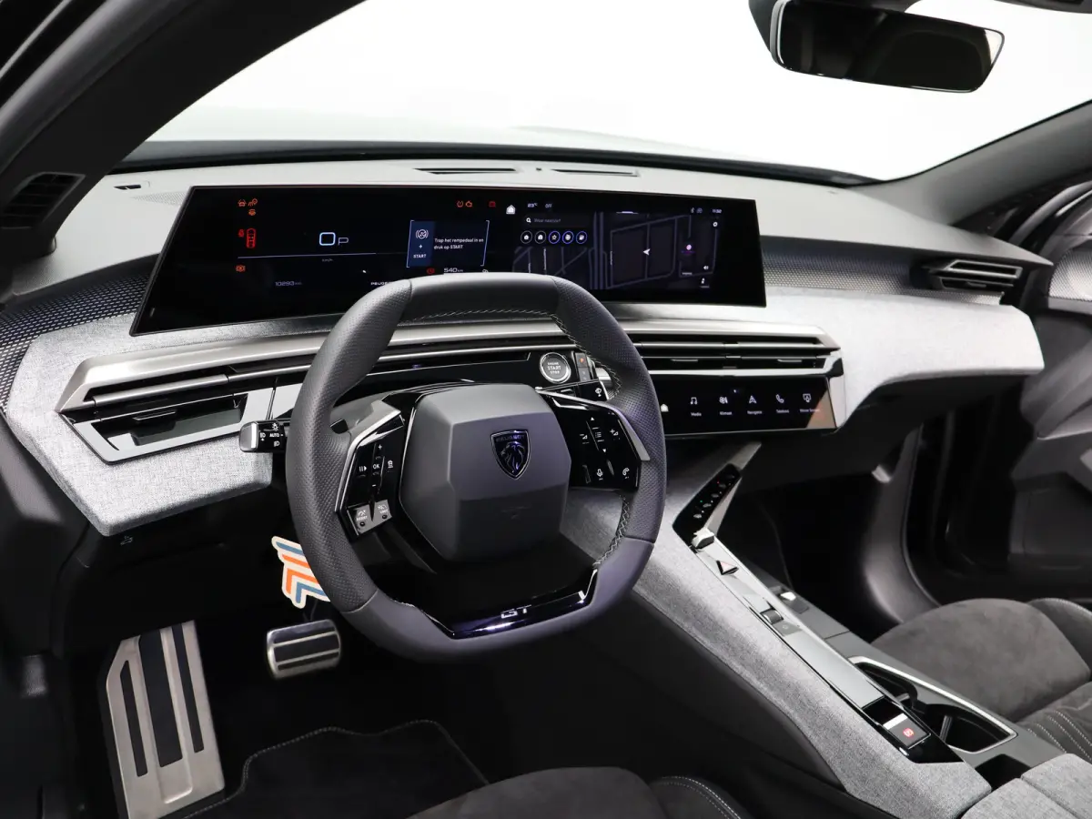 1.2 Hybrid 145 GT Camera | Cruise Control Adaptief | Stoel en Stuur Verwarming | 19" Lichtmetalen Velgen | Parkeersensoren Voor en Achter | Keyless
