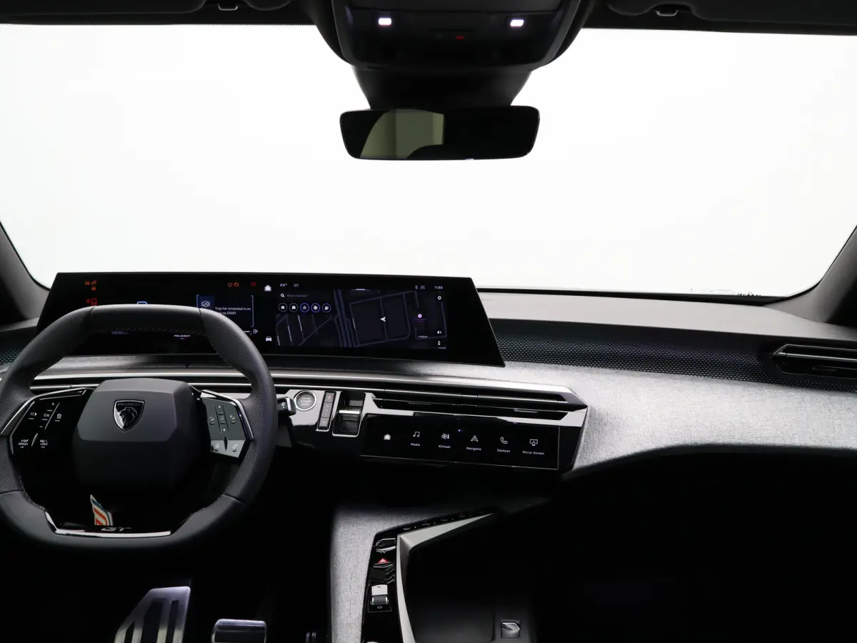 1.2 Hybrid 145 GT Camera | Cruise Control Adaptief | Stoel en Stuur Verwarming | 19" Lichtmetalen Velgen | Parkeersensoren Voor en Achter | Keyless