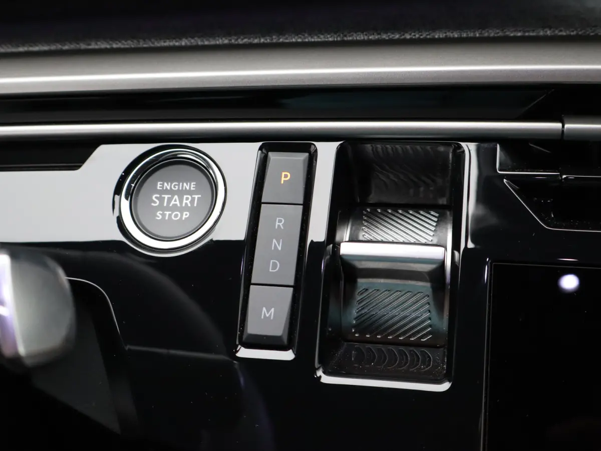 1.2 Hybrid 145 GT Camera | Cruise Control Adaptief | Stoel en Stuur Verwarming | 19" Lichtmetalen Velgen | Parkeersensoren Voor en Achter | Keyless