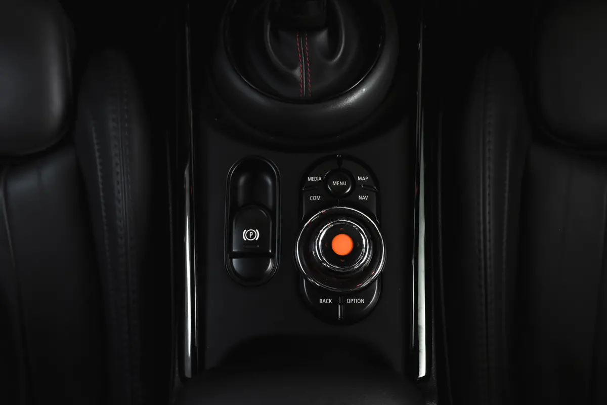 2.0 JCW ALL4 Chili | S/K-Panodak | Adapt. Cruise | Stoelverw. | PDC | Camera | NAV + App.Connect | ECC | Harman Kardon | LM 19" |