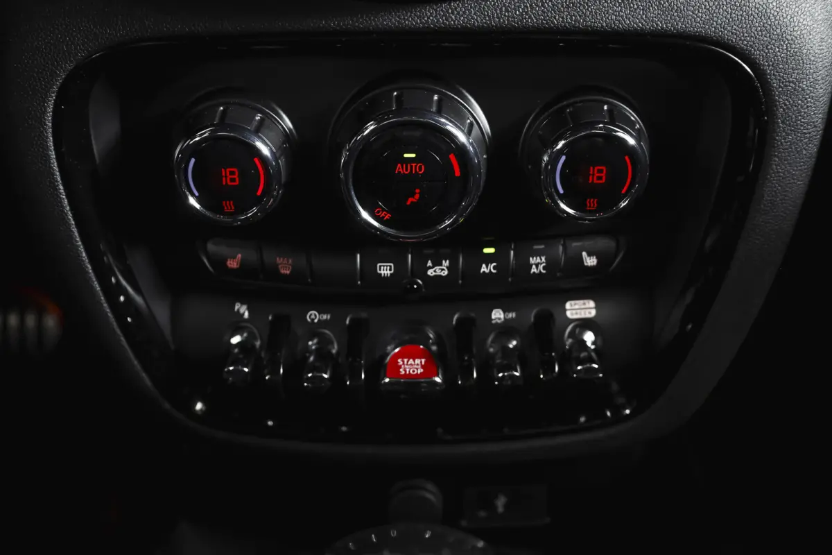 2.0 JCW ALL4 Chili | S/K-Panodak | Adapt. Cruise | Stoelverw. | PDC | Camera | NAV + App.Connect | ECC | Harman Kardon | LM 19" |
