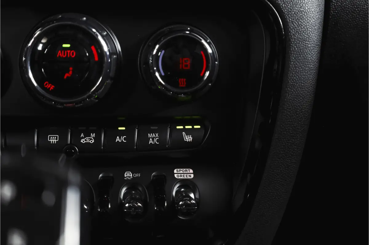 2.0 JCW ALL4 Chili | S/K-Panodak | Adapt. Cruise | Stoelverw. | PDC | Camera | NAV + App.Connect | ECC | Harman Kardon | LM 19" |