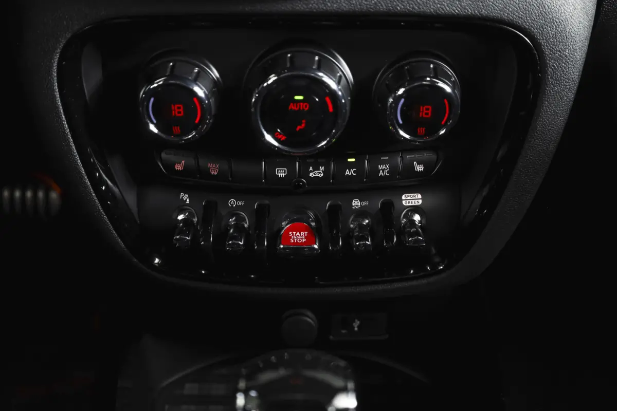 2.0 JCW ALL4 Chili | S/K-Panodak | Adapt. Cruise | Stoelverw. | PDC | Camera | NAV + App.Connect | ECC | Harman Kardon | LM 19" |