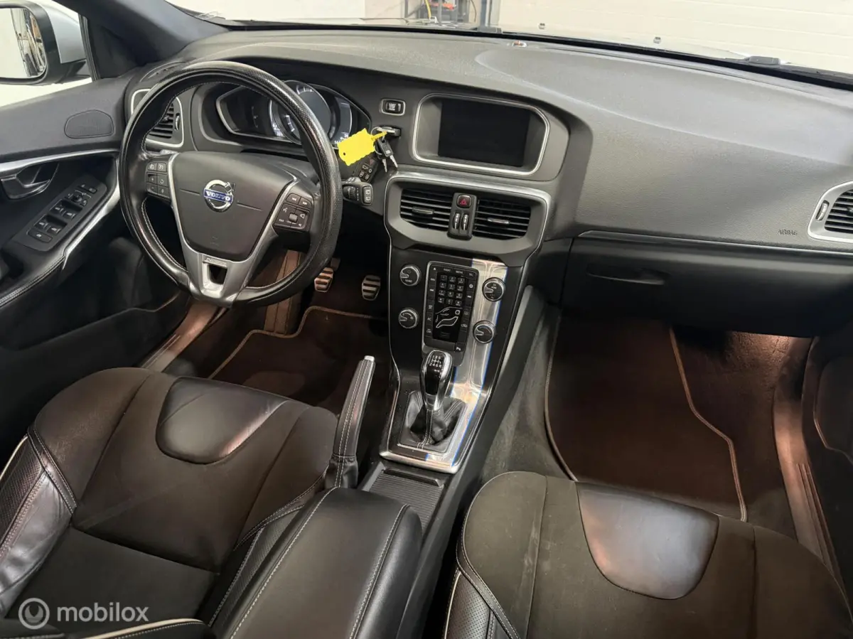 2.0 T2 R-Design NAVIGATIE