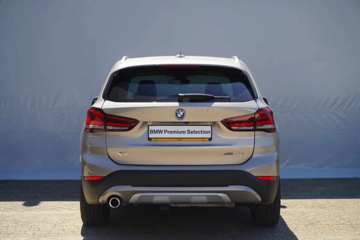 xDrive25e | Trekhaak | Active Cruise Control | Head-Up Display | Comfort Access