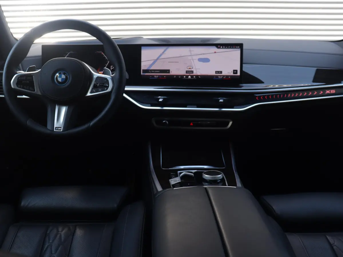 xDrive50e | M Sportpakket Pro | Panodak | Head-Up | Massage | Sky Lounge | Driving Assistant Prof. | Harman Kardon | Stoelventilatie | Soft Close | Parking Assistant Prof. | SOH 100% | 21'' 