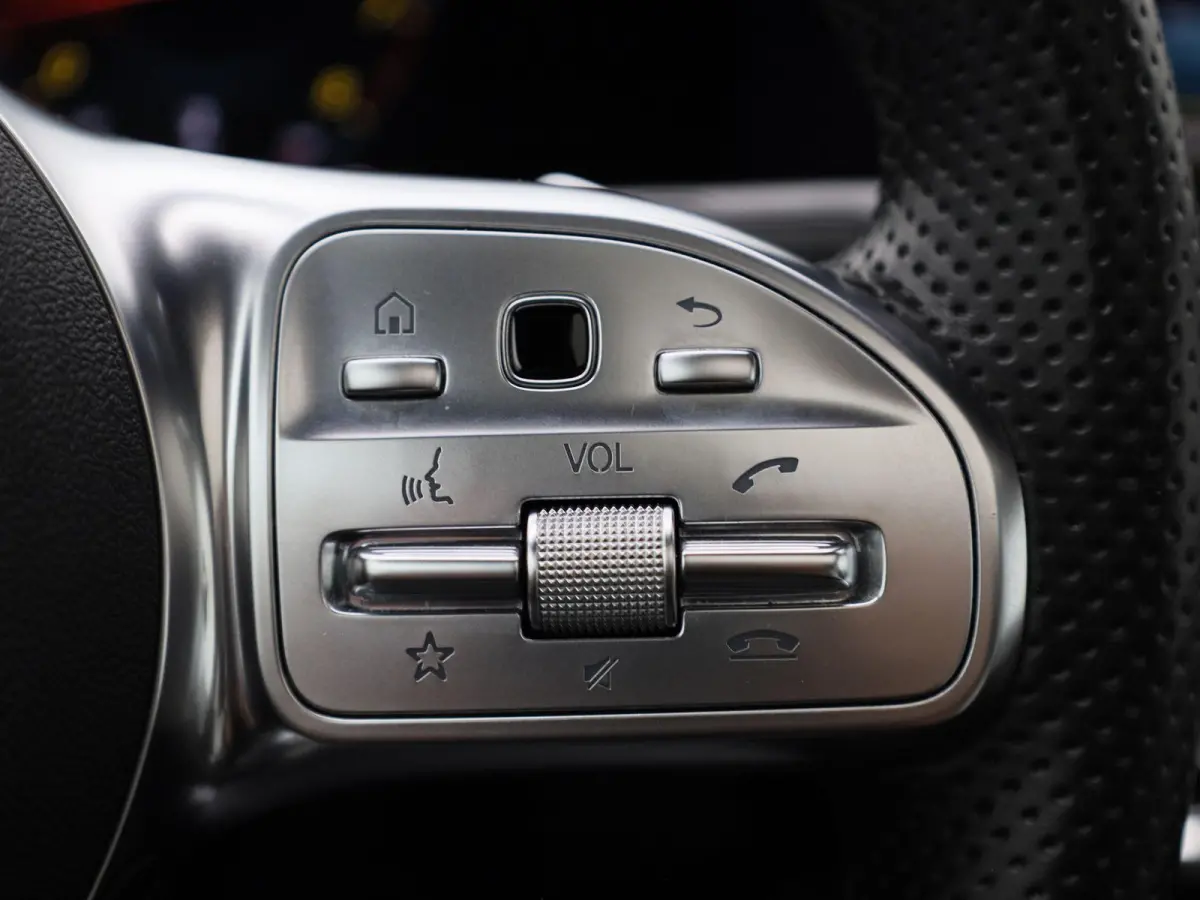 250 Premium | Automaat | Panorama dak | Virtual cockpiot | Climate control | Sfeer verlichting | Leder | DAB | Navigatie | Bluetooth | Camera | Stoel verwarming | Cruise Control | Lichtmetal