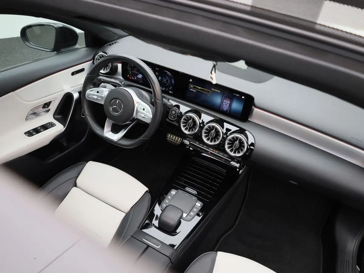 250 Premium | Automaat | Panorama dak | Virtual cockpiot | Climate control | Sfeer verlichting | Leder | DAB | Navigatie | Bluetooth | Camera | Stoel verwarming | Cruise Control | Lichtmetal