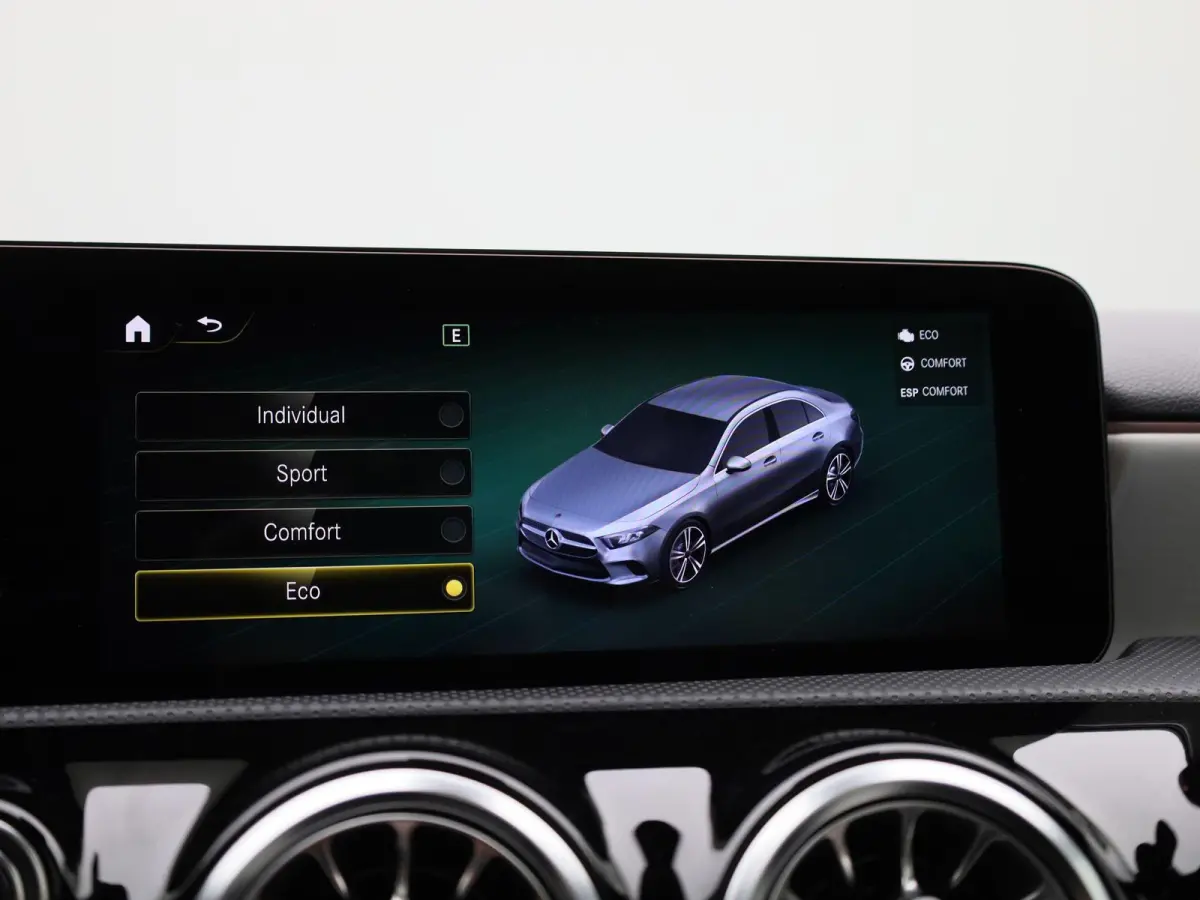 250 Premium | Automaat | Panorama dak | Virtual cockpiot | Climate control | Sfeer verlichting | Leder | DAB | Navigatie | Bluetooth | Camera | Stoel verwarming | Cruise Control | Lichtmetal