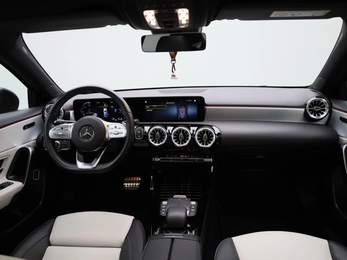 250 Premium | Automaat | Panorama dak | Virtual cockpiot | Climate control | Sfeer verlichting | Leder | DAB | Navigatie | Bluetooth | Camera | Stoel verwarming | Cruise Control | Lichtmetal