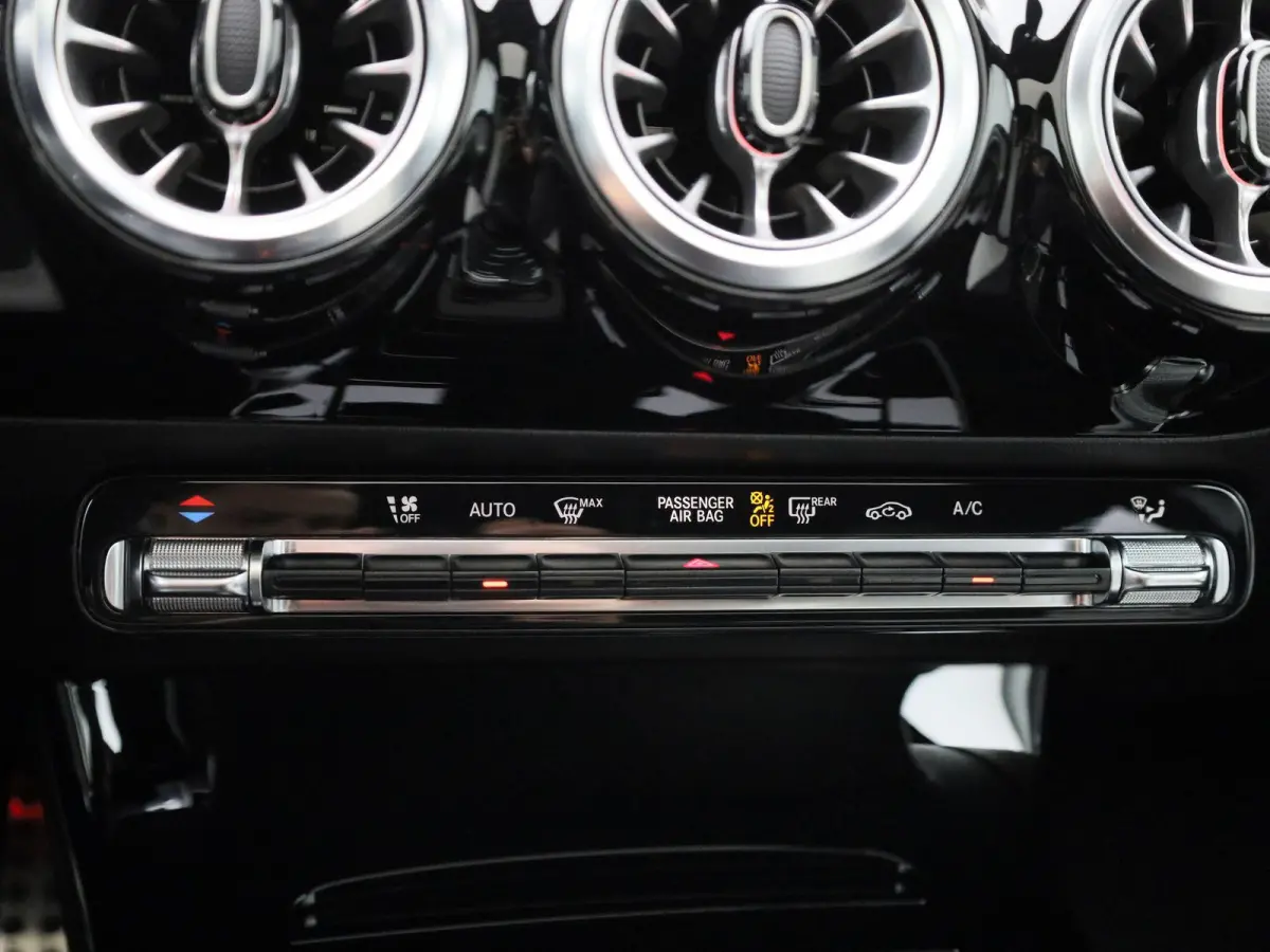 250 Premium | Automaat | Panorama dak | Virtual cockpiot | Climate control | Sfeer verlichting | Leder | DAB | Navigatie | Bluetooth | Camera | Stoel verwarming | Cruise Control | Lichtmetal