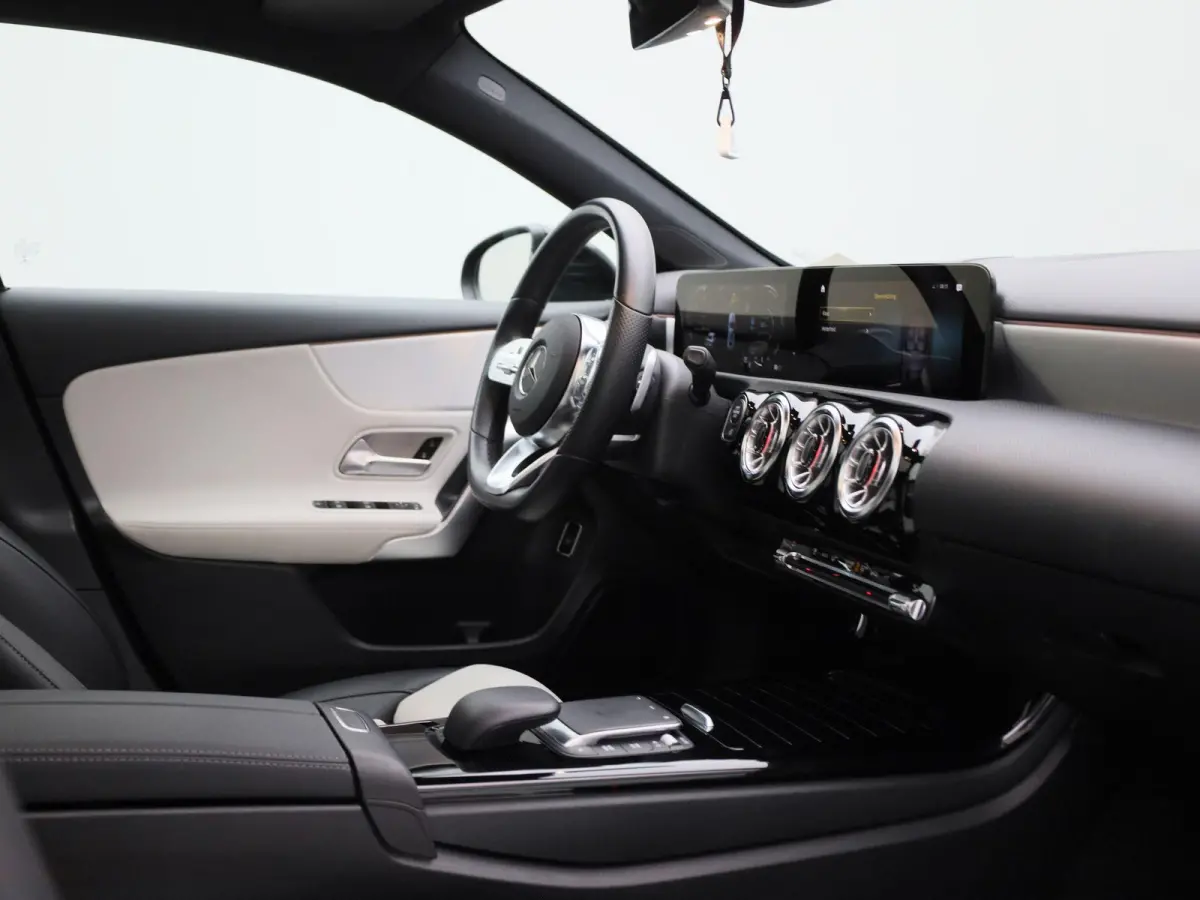 250 Premium | Automaat | Panorama dak | Virtual cockpiot | Climate control | Sfeer verlichting | Leder | DAB | Navigatie | Bluetooth | Camera | Stoel verwarming | Cruise Control | Lichtmetal