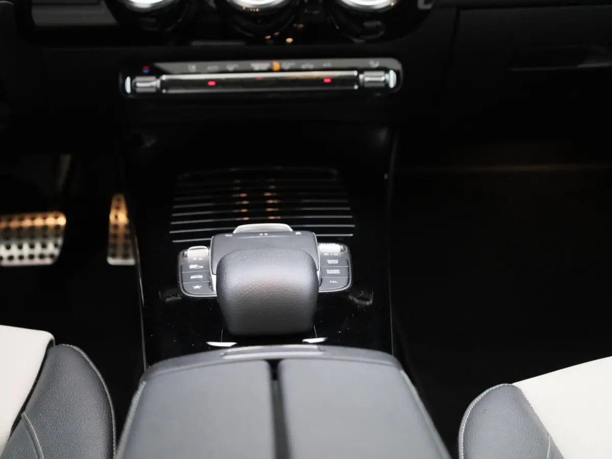 250 Premium | Automaat | Panorama dak | Virtual cockpiot | Climate control | Sfeer verlichting | Leder | DAB | Navigatie | Bluetooth | Camera | Stoel verwarming | Cruise Control | Lichtmetal
