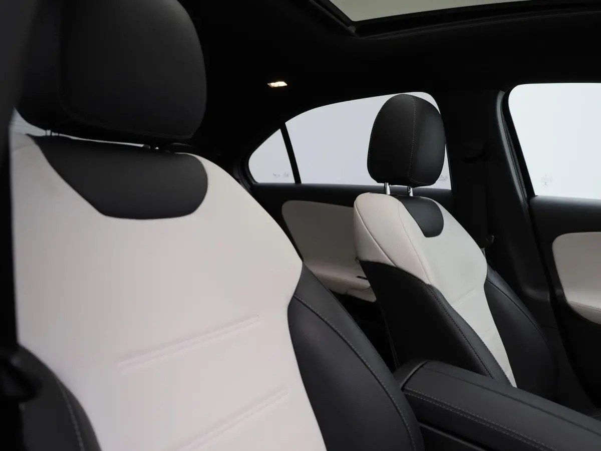 250 Premium | Automaat | Panorama dak | Virtual cockpiot | Climate control | Sfeer verlichting | Leder | DAB | Navigatie | Bluetooth | Camera | Stoel verwarming | Cruise Control | Lichtmetal