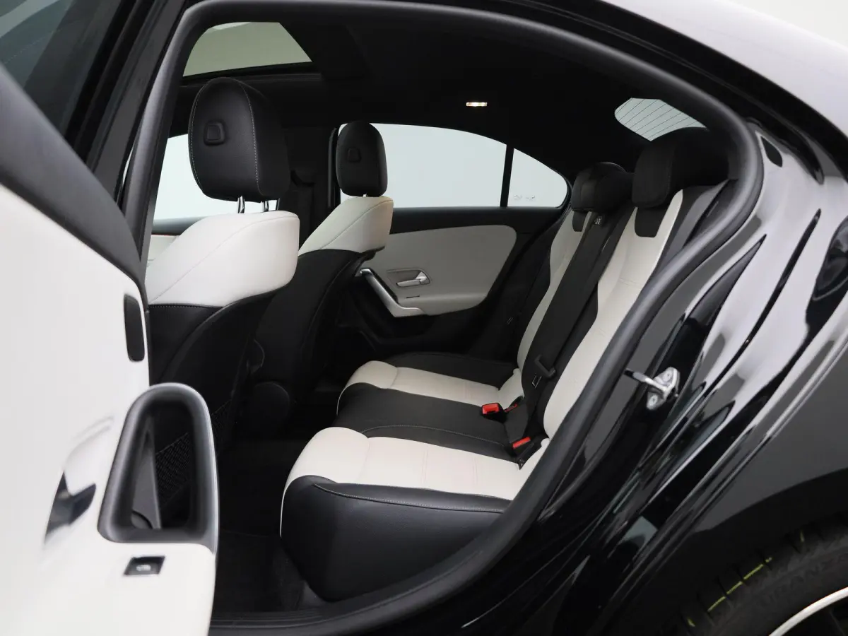 250 Premium | Automaat | Panorama dak | Virtual cockpiot | Climate control | Sfeer verlichting | Leder | DAB | Navigatie | Bluetooth | Camera | Stoel verwarming | Cruise Control | Lichtmetal