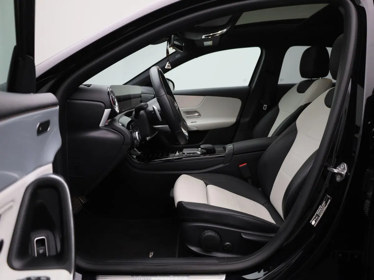 250 Premium | Automaat | Panorama dak | Virtual cockpiot | Climate control | Sfeer verlichting | Leder | DAB | Navigatie | Bluetooth | Camera | Stoel verwarming | Cruise Control | Lichtmetal