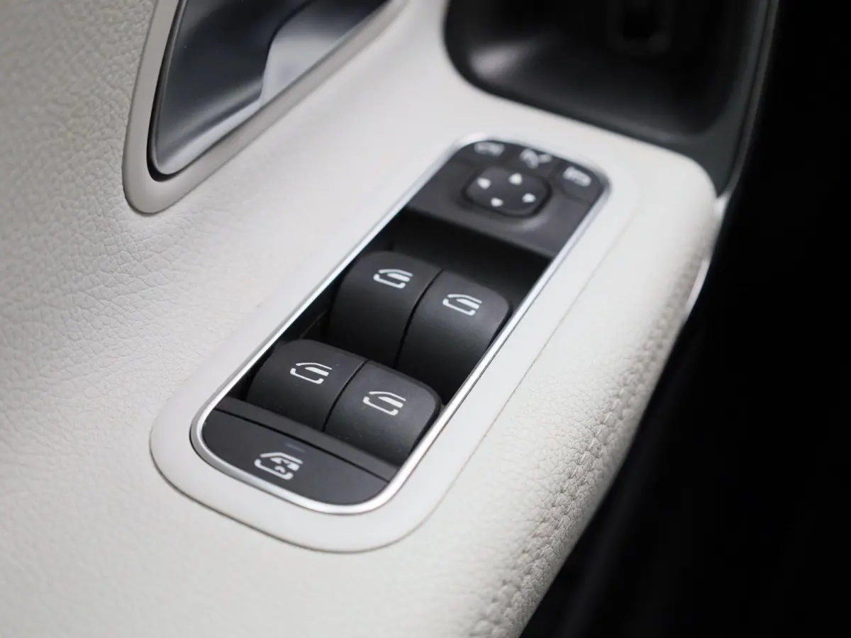 250 Premium | Automaat | Panorama dak | Virtual cockpiot | Climate control | Sfeer verlichting | Leder | DAB | Navigatie | Bluetooth | Camera | Stoel verwarming | Cruise Control | Lichtmetal