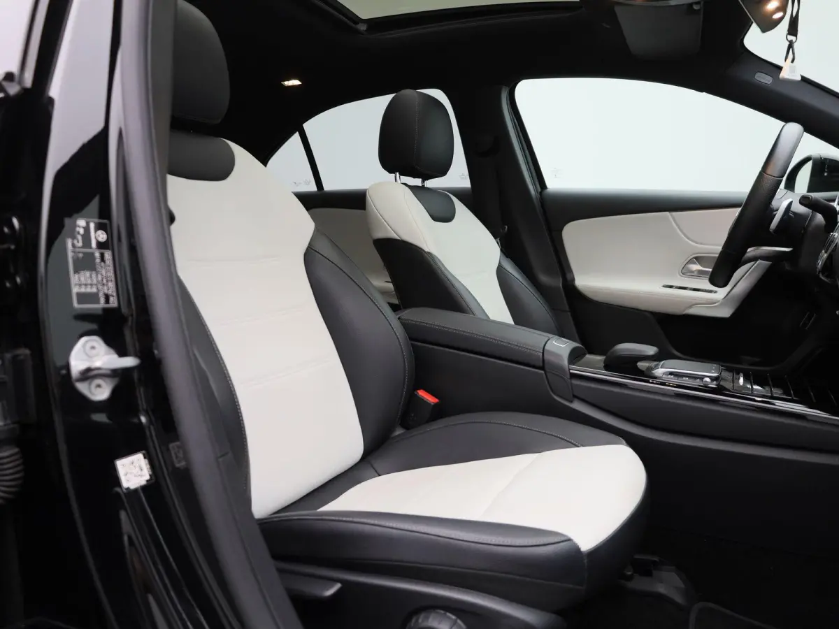 250 Premium | Automaat | Panorama dak | Virtual cockpiot | Climate control | Sfeer verlichting | Leder | DAB | Navigatie | Bluetooth | Camera | Stoel verwarming | Cruise Control | Lichtmetal