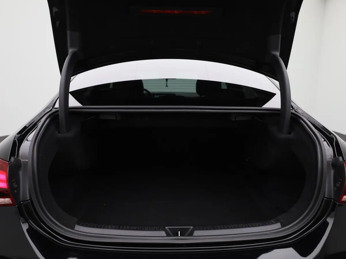 250 Premium | Automaat | Panorama dak | Virtual cockpiot | Climate control | Sfeer verlichting | Leder | DAB | Navigatie | Bluetooth | Camera | Stoel verwarming | Cruise Control | Lichtmetal
