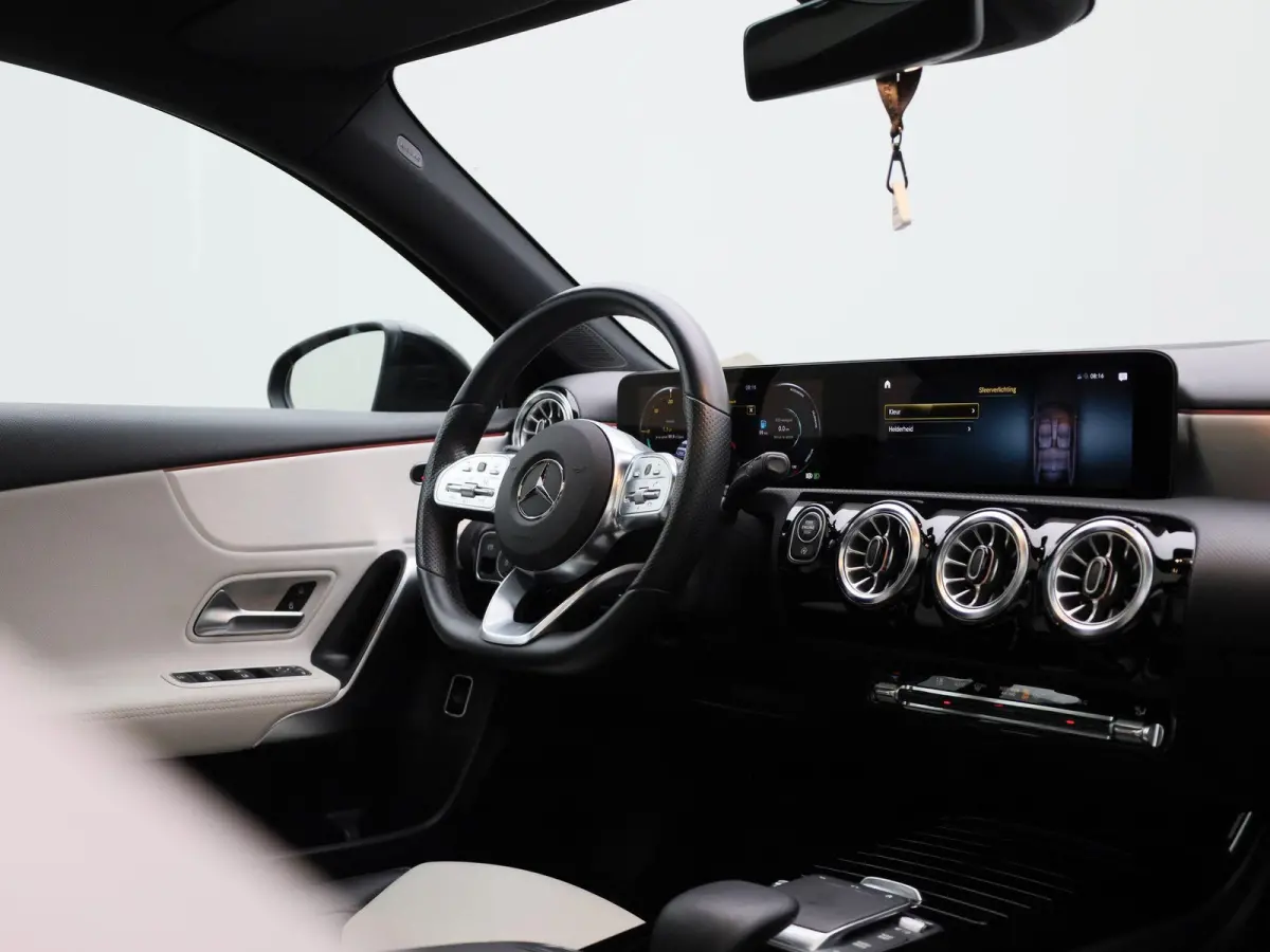 250 Premium | Automaat | Panorama dak | Virtual cockpiot | Climate control | Sfeer verlichting | Leder | DAB | Navigatie | Bluetooth | Camera | Stoel verwarming | Cruise Control | Lichtmetal