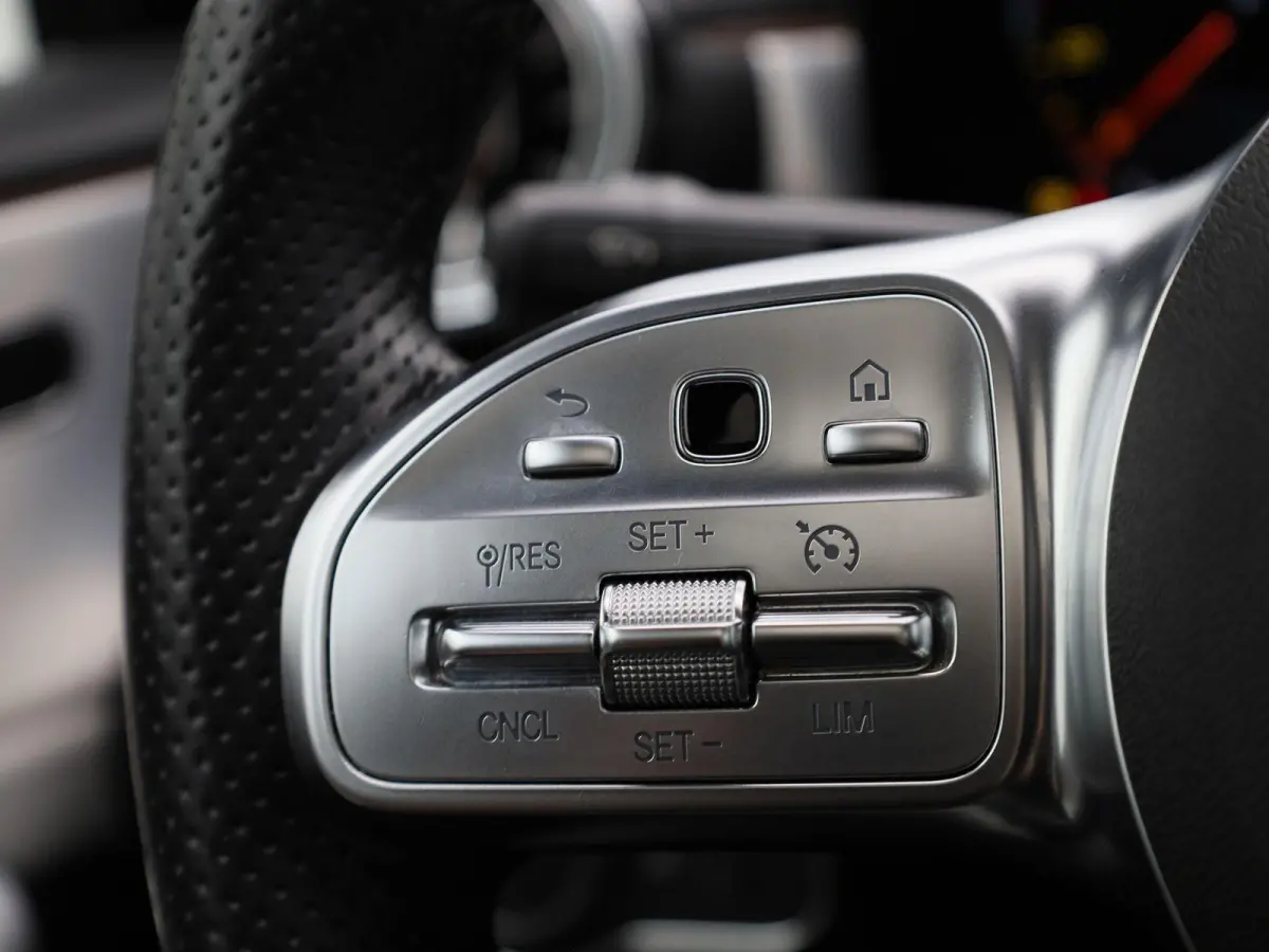 250 Premium | Automaat | Panorama dak | Virtual cockpiot | Climate control | Sfeer verlichting | Leder | DAB | Navigatie | Bluetooth | Camera | Stoel verwarming | Cruise Control | Lichtmetal