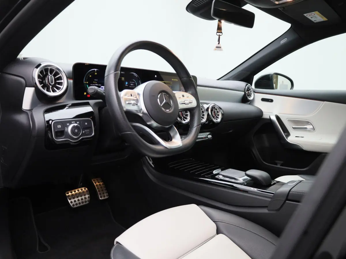 250 Premium | Automaat | Panorama dak | Virtual cockpiot | Climate control | Sfeer verlichting | Leder | DAB | Navigatie | Bluetooth | Camera | Stoel verwarming | Cruise Control | Lichtmetal