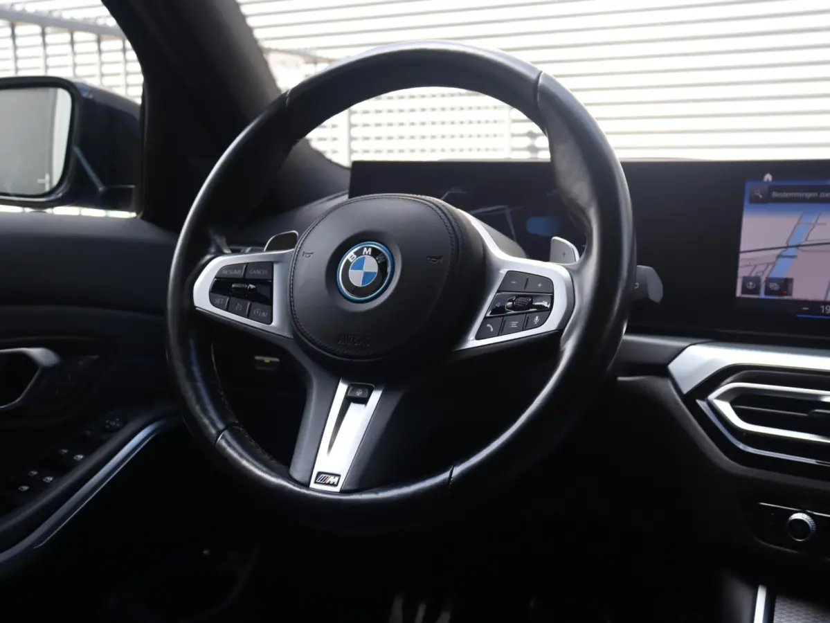 330e | M Sportpakket | Innovation Pack | Panodak | Trekhaak | Hi-Fi | Head-Up | Elektr. Stoelen | Driving Assistant | SOH 96% | 18'' LMV
