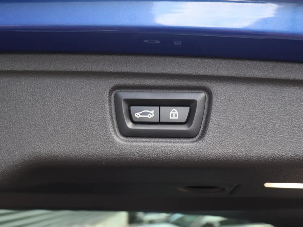 330e | M Sportpakket | Innovation Pack | Panodak | Trekhaak | Hi-Fi | Head-Up | Elektr. Stoelen | Driving Assistant | SOH 96% | 18'' LMV