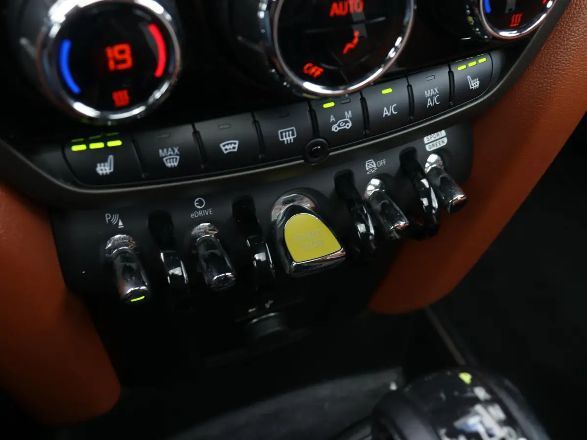 Cooper ALL4 | John Cooper Works + Panodak + Harman Kardon + Adaptive Cruise Control + Comfort Access + Apple Carplay + SOH 90% + 19" JCW Circuit Spoke two-tone