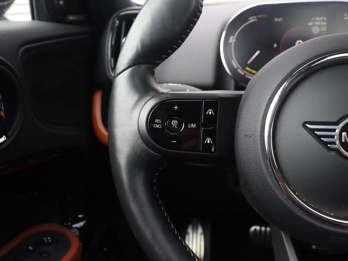 Cooper ALL4 | John Cooper Works + Panodak + Harman Kardon + Adaptive Cruise Control + Comfort Access + Apple Carplay + SOH 90% + 19" JCW Circuit Spoke two-tone