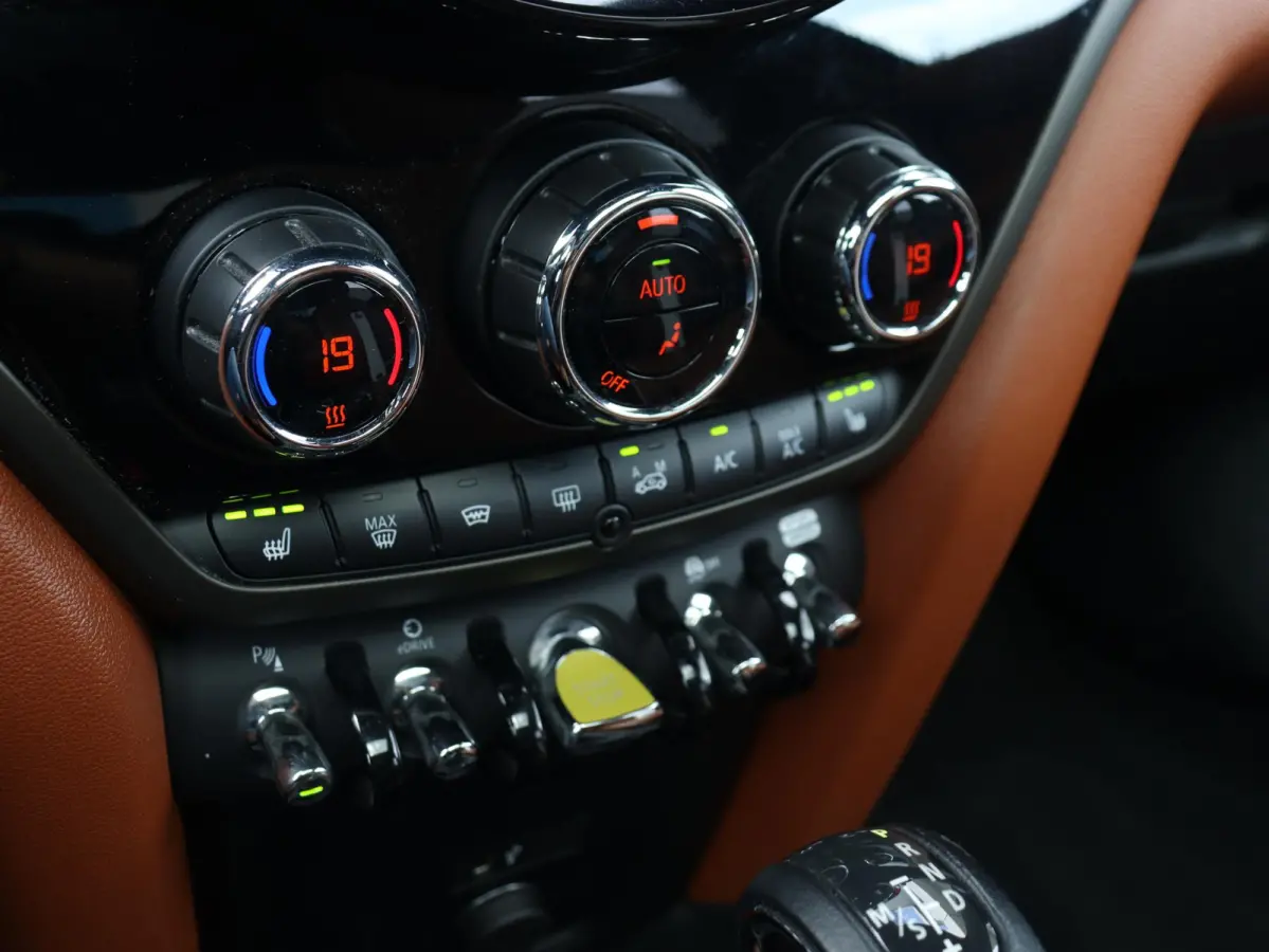Cooper ALL4 | John Cooper Works + Panodak + Harman Kardon + Adaptive Cruise Control + Comfort Access + Apple Carplay + SOH 90% + 19" JCW Circuit Spoke two-tone