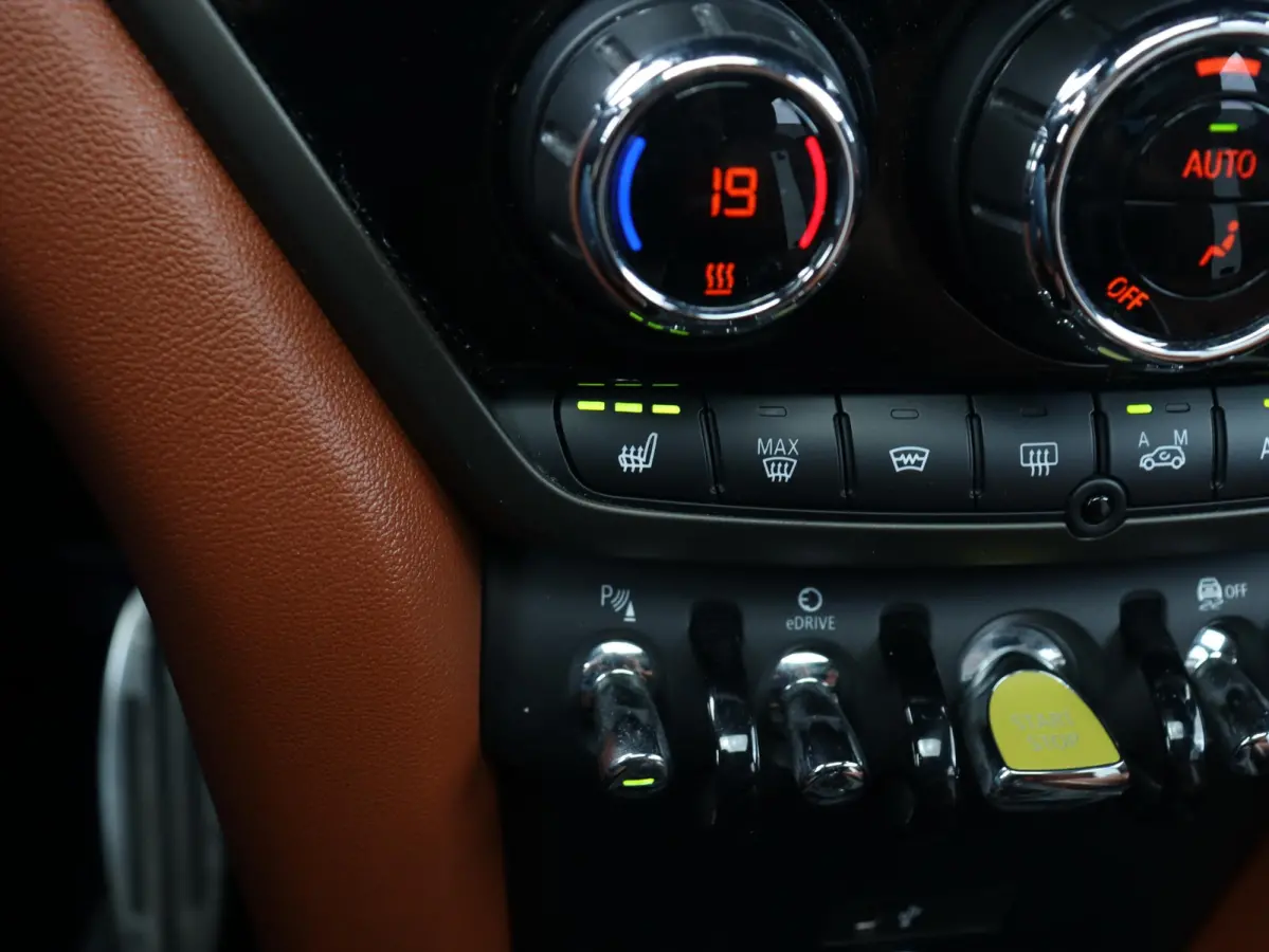 Cooper ALL4 | John Cooper Works + Panodak + Harman Kardon + Adaptive Cruise Control + Comfort Access + Apple Carplay + SOH 90% + 19" JCW Circuit Spoke two-tone