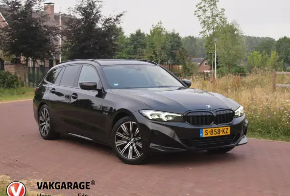 320e | Facelift | 19 Inch | Camera | Sfeerverlichting | Cruise Control | Leer | NL-Auto |