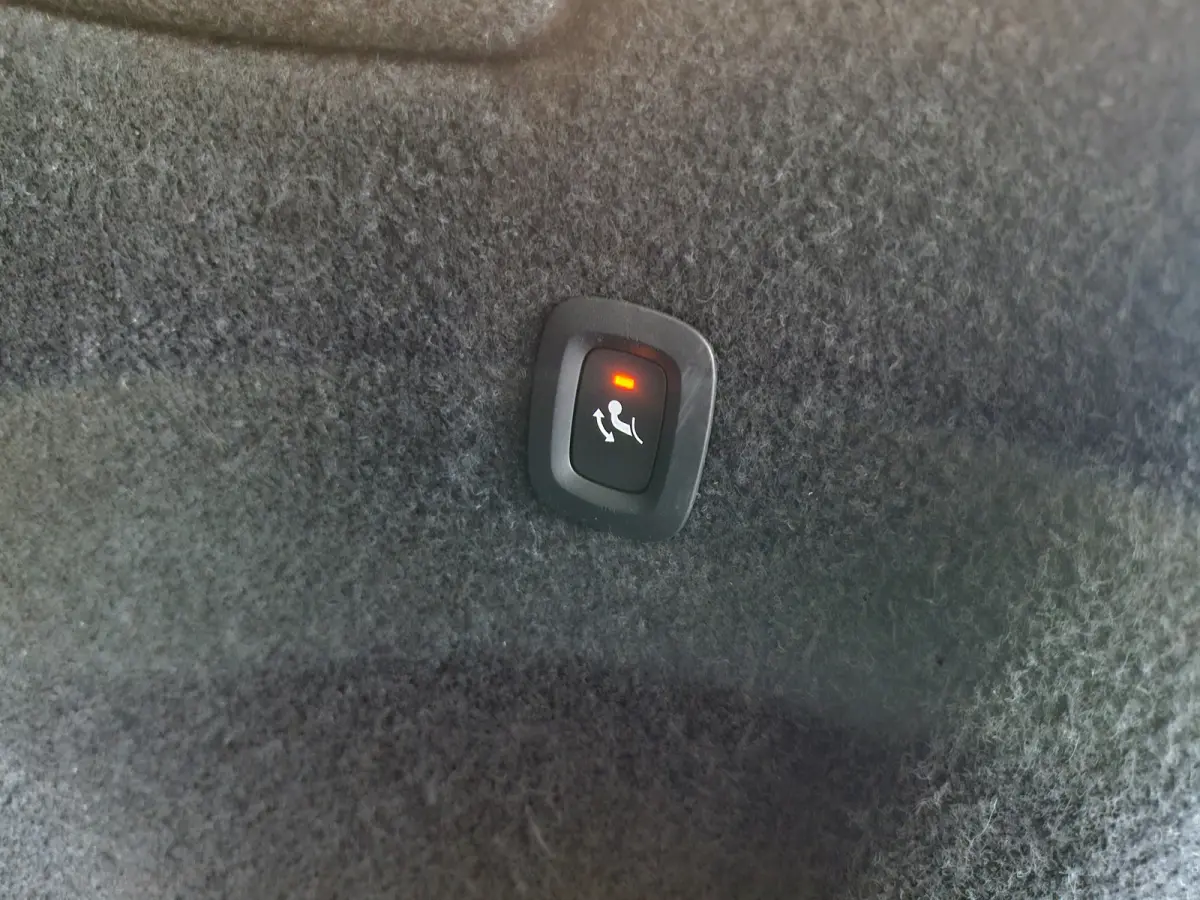 P8 AWD R-Design | Pack Lounge (audio installatie high end, elektrisch glazen schuif-/kanteldak, parkeersensor voor, rondomzicht camera) en Climate Pack (achterbank verwarmd) | trekhaak