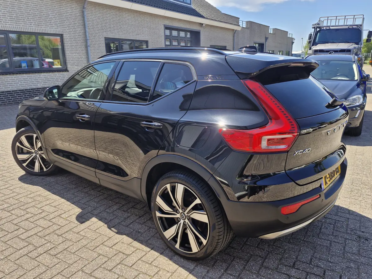 P8 AWD R-Design | Pack Lounge (audio installatie high end, elektrisch glazen schuif-/kanteldak, parkeersensor voor, rondomzicht camera) en Climate Pack (achterbank verwarmd) | trekhaak