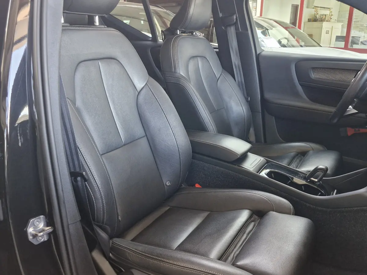 P8 AWD R-Design | Pack Lounge (audio installatie high end, elektrisch glazen schuif-/kanteldak, parkeersensor voor, rondomzicht camera) en Climate Pack (achterbank verwarmd) | trekhaak