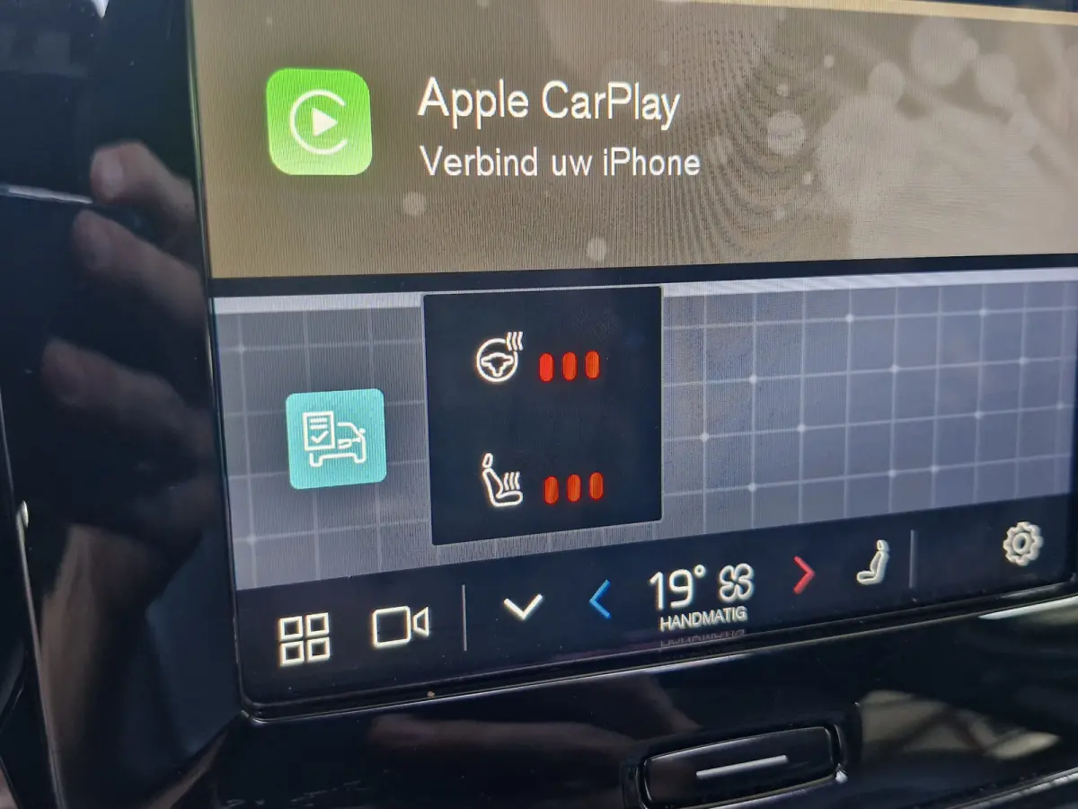 P8 AWD R-Design | Pack Lounge (audio installatie high end, elektrisch glazen schuif-/kanteldak, parkeersensor voor, rondomzicht camera) en Climate Pack (achterbank verwarmd) | trekhaak