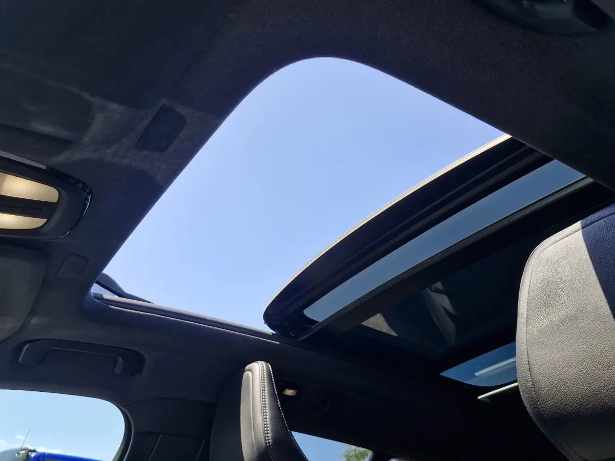 P8 AWD R-Design | Pack Lounge (audio installatie high end, elektrisch glazen schuif-/kanteldak, parkeersensor voor, rondomzicht camera) en Climate Pack (achterbank verwarmd) | trekhaak