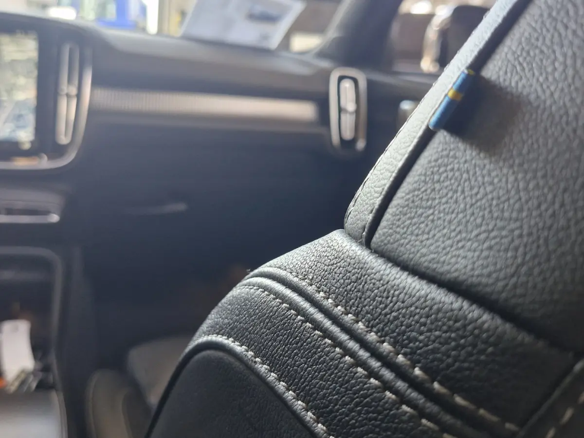 P8 AWD R-Design | Pack Lounge (audio installatie high end, elektrisch glazen schuif-/kanteldak, parkeersensor voor, rondomzicht camera) en Climate Pack (achterbank verwarmd) | trekhaak