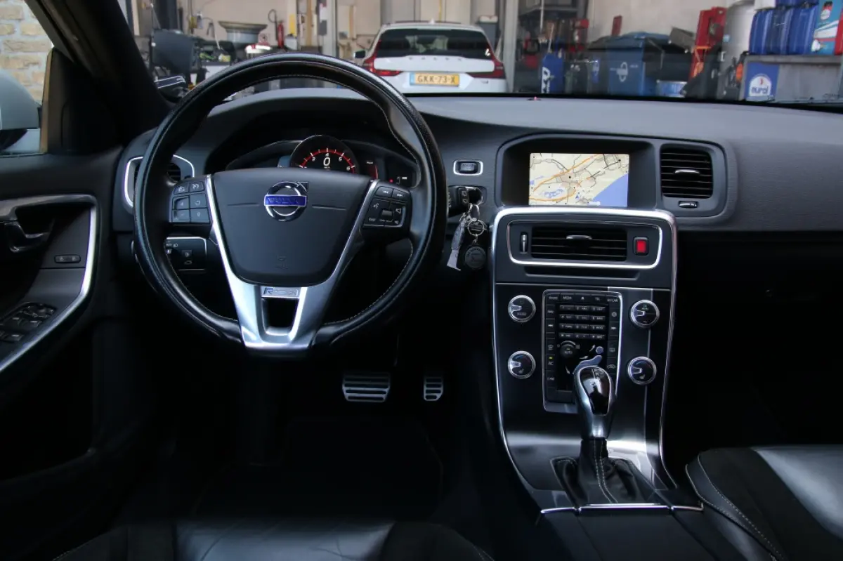 2.0 T4 Momentum R-Design | Camera achter | Parkeersensoren V+A | Navi