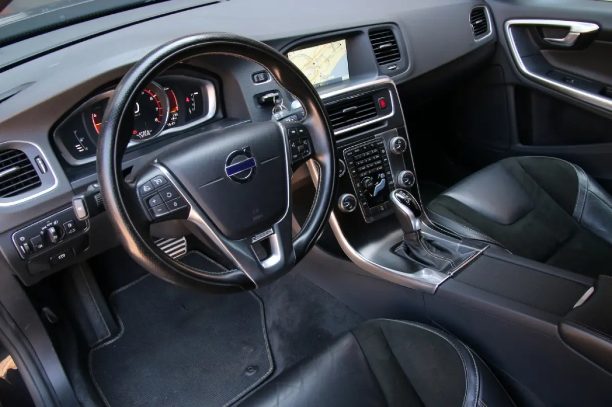 2.0 T4 Momentum R-Design | Camera achter | Parkeersensoren V+A | Navi