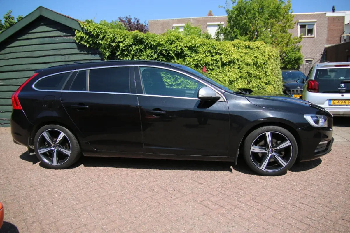 2.0 T4 Momentum R-Design | Camera achter | Parkeersensoren V+A | Navi