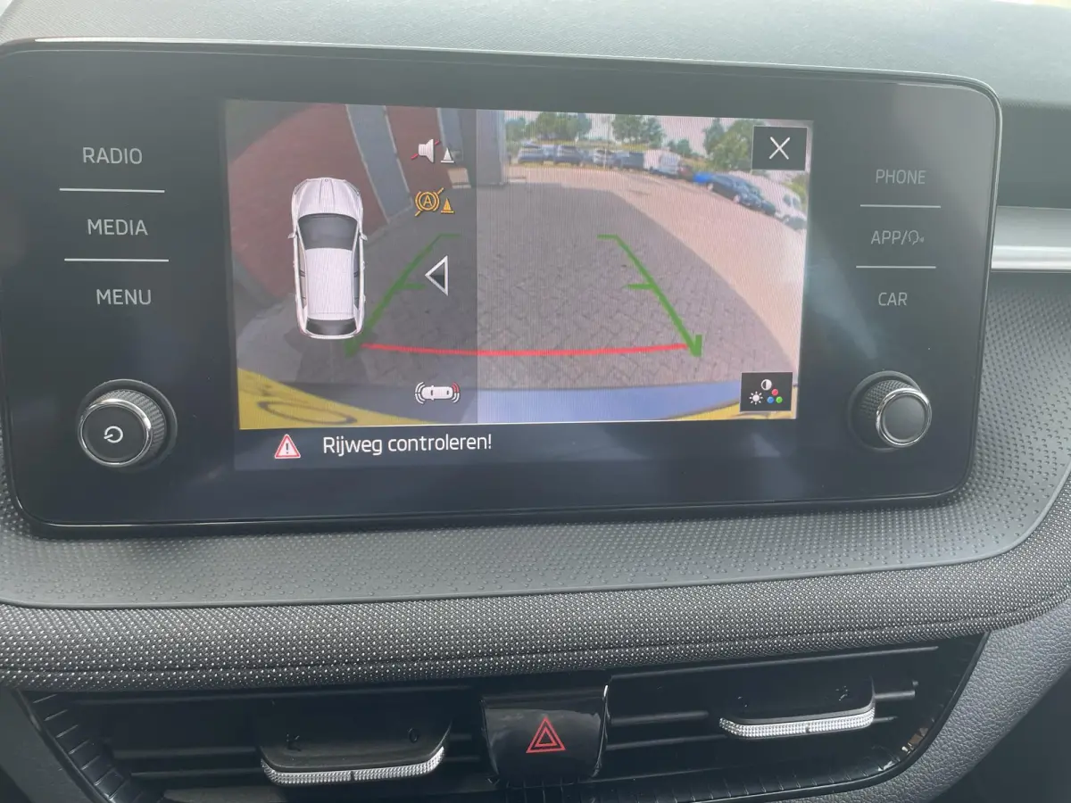 1.0 TSI Automaat Ambition Skoda Fabia 1.0 TSI Ambition Panoramadak Navigatie Carplay PDC Camera Adaptive Cruise Control Stoelverwarming Full LED Climatronic