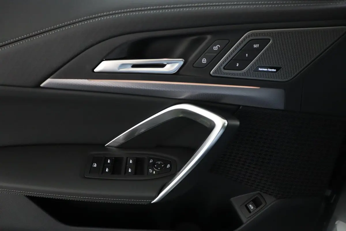 eDrive20 67 kWh M Sport Edition | SOH 100% | M Sport Pro | Trekhaak | Head-Up Display | Panoramadak | Elektrisch verstelbare stoelen | Driving Assistant Plus | Harman Kardon