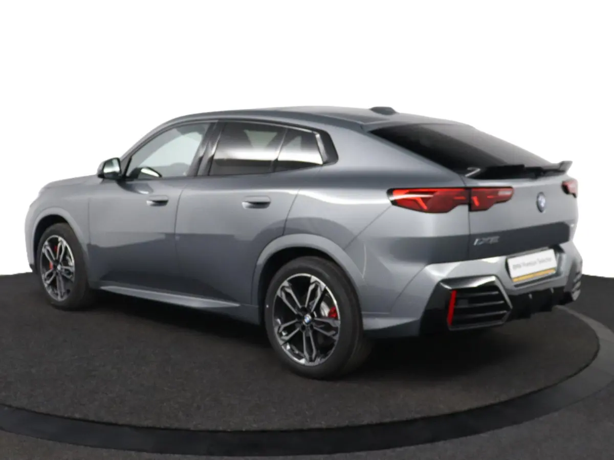 eDrive20 67 kWh M Sport Edition | SOH 100% | M Sport Pro | Trekhaak | Head-Up Display | Panoramadak | Elektrisch verstelbare stoelen | Driving Assistant Plus | Harman Kardon