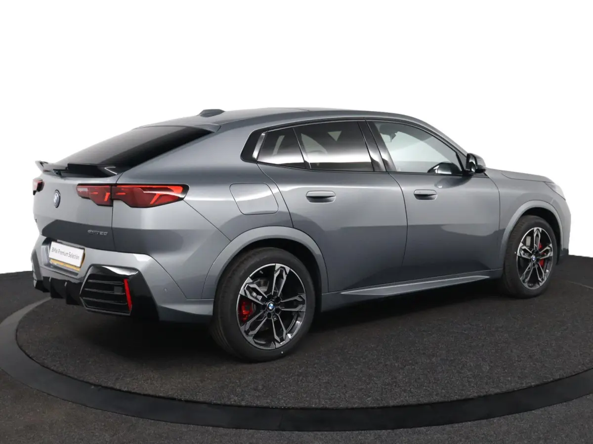eDrive20 67 kWh M Sport Edition | SOH 100% | M Sport Pro | Trekhaak | Head-Up Display | Panoramadak | Elektrisch verstelbare stoelen | Driving Assistant Plus | Harman Kardon